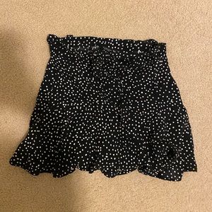 size medium (best fits small/xs) zara polka dot skirt (built in shorts